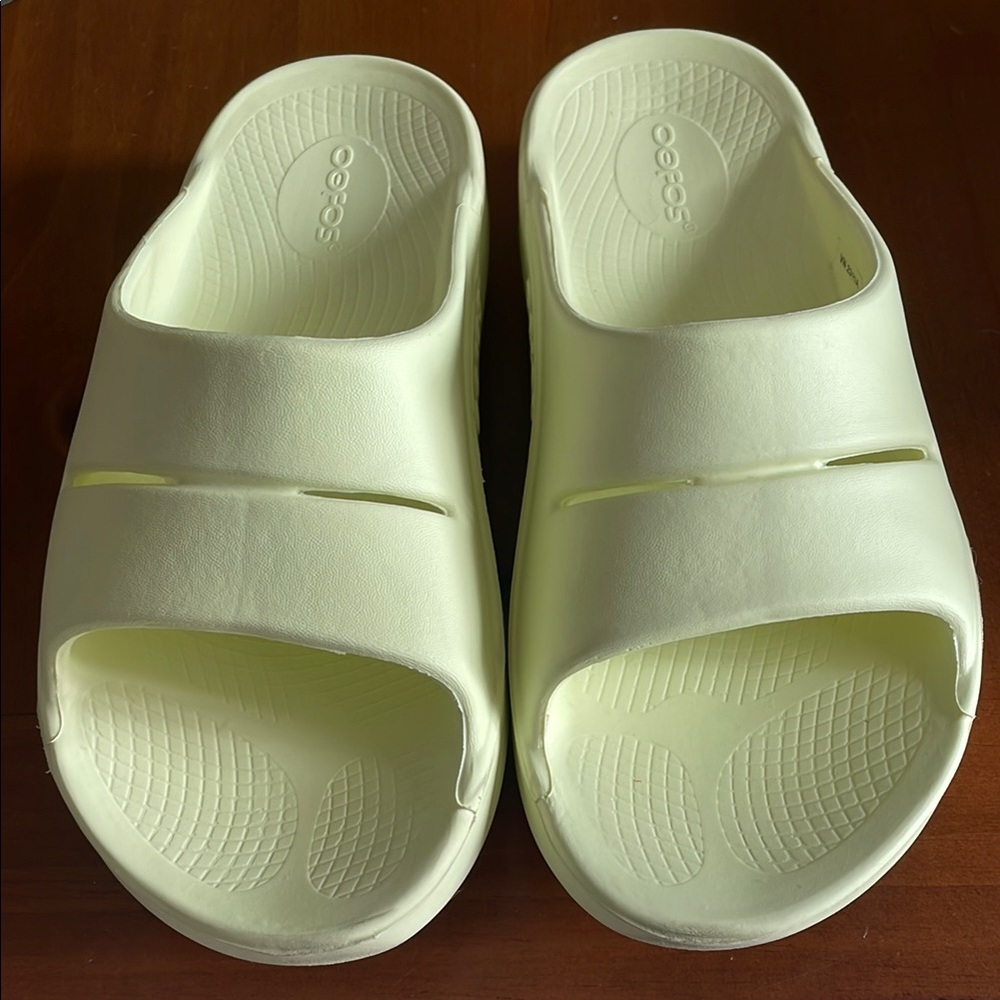 OOFOS Light Cream Comfort Slides